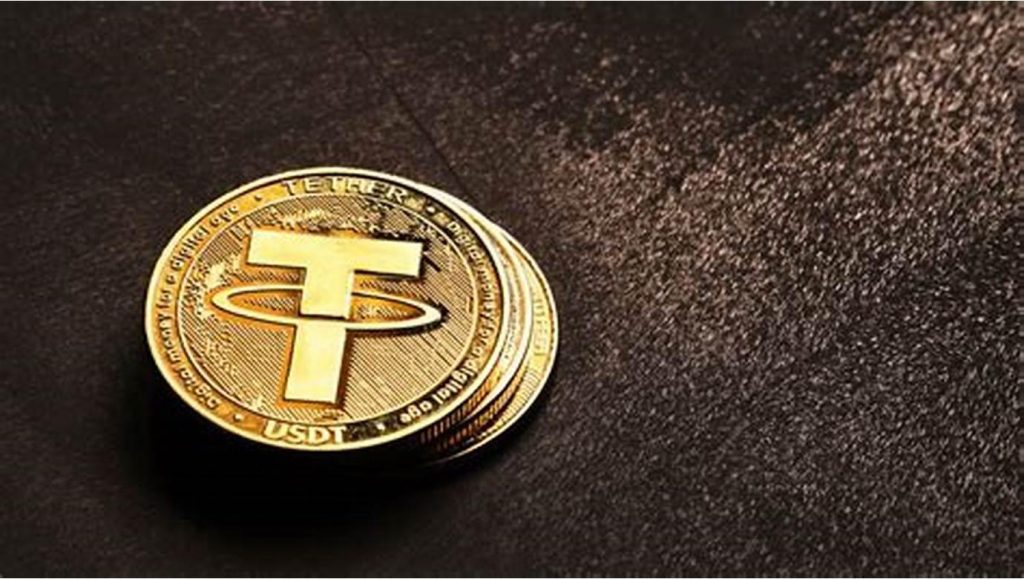 سکه طلایی تتر با نماد USDT روی سطح تیره