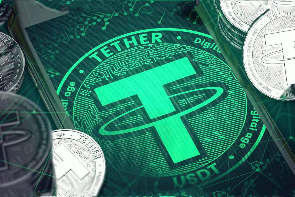 نماد سبز تتر روی یک نمایشگر، در میان چند سکه فلزی با نشان USDT
