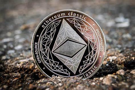 سکه نمادین اتریوم کلاسیک با لوگوی الماسی و عبارت های open source و decentralized روی لبه آن