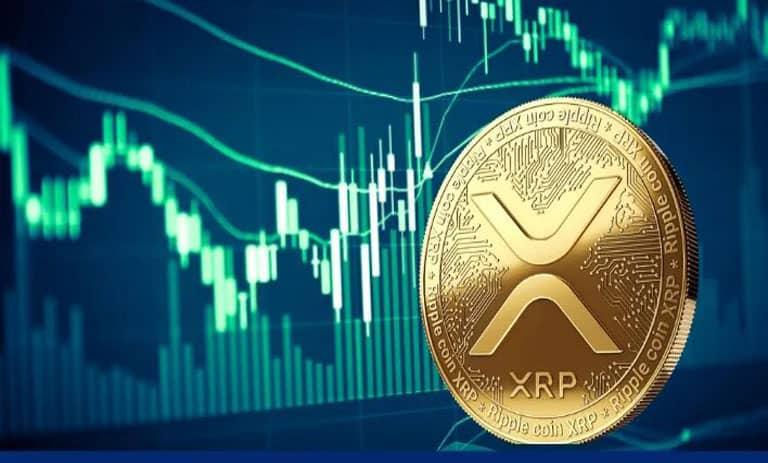 سکه طلایی XRP در کنار نمودار شمعی سبز رنگ بازار