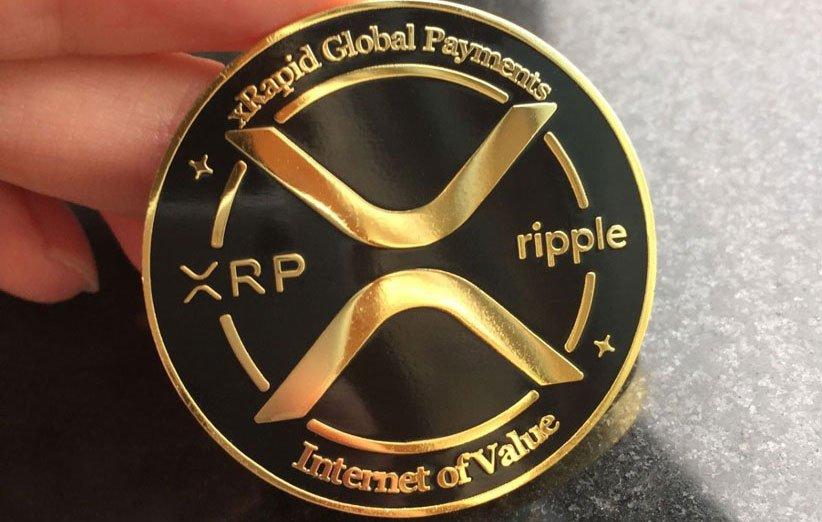 سکه یادبود ریپل با حکاکی xRapid Global Payments و عبارت Internet of Value در دست