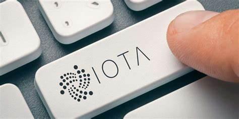 انگشتی که کلید IOTA روی صفحه کلید سفید را فشار می دهد